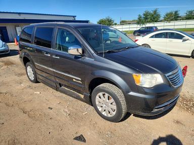 Vue de 2012 CHRYSLER TOWN &amp; COUNTRY TOURING L, angle 4