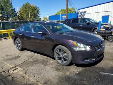 Vue de 2014 NISSAN MAXIMA 3.5 S, angle 4