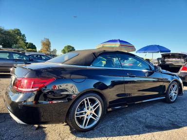 Vue de 2016 MERCEDES-BENZ E 400, angle 3