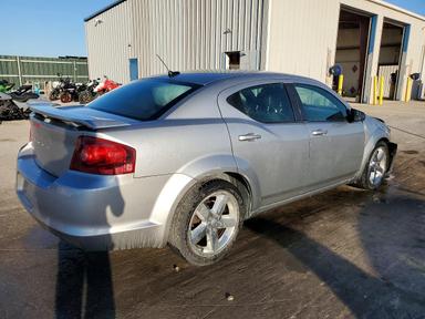 منظر 2014 DODGE AVENGER SE، زاوية 3