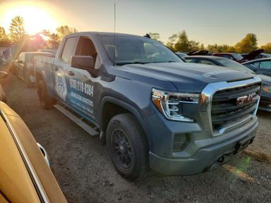 Vista de 2021 GMC SIERRA K1500, ángulo 4