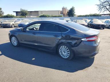 Vue de 2016 FORD FUSION SE PHEV, angle 2