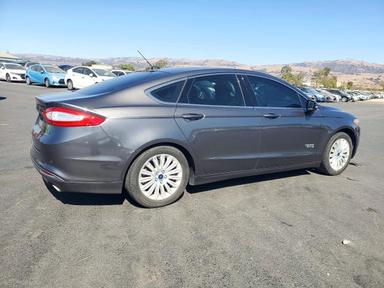 Vue de 2016 FORD FUSION SE PHEV, angle 3