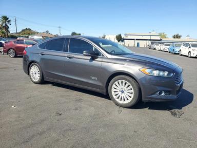 Vue de 2016 FORD FUSION SE PHEV, angle 4