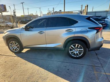 Vedere 2016 LEXUS NX 300H, unghi 2