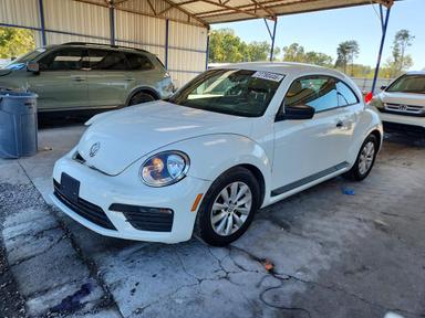 Vue de 2018 VOLKSWAGEN BEETLE S, angle 1
