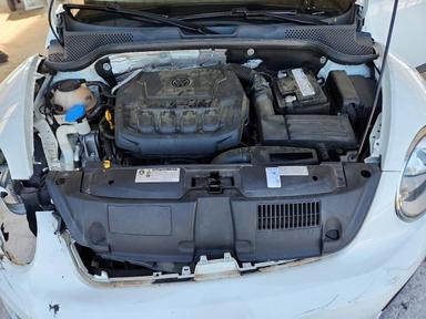 Vue de 2018 VOLKSWAGEN BEETLE S, angle 11