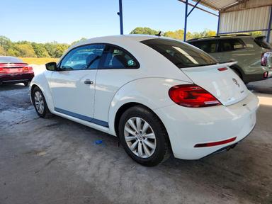 Vue de 2018 VOLKSWAGEN BEETLE S, angle 2