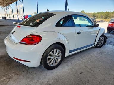 Vue de 2018 VOLKSWAGEN BEETLE S, angle 3