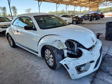 Vue de 2018 VOLKSWAGEN BEETLE S, angle 4