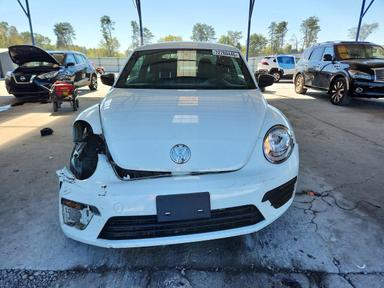Vue de 2018 VOLKSWAGEN BEETLE S, angle 5