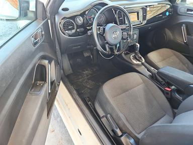 Vue de 2018 VOLKSWAGEN BEETLE S, angle 8
