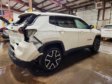 منظر 2017 JEEP COMPASS LIMITED، زاوية 3