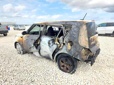 Vue de 2016 KIA SOUL BASE, angle 2