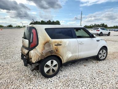 Vue de 2016 KIA SOUL BASE, angle 3