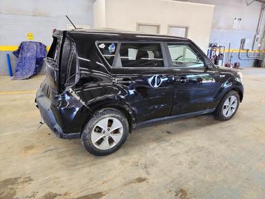 Vista de 2016 KIA SOUL BASE, ángulo 3