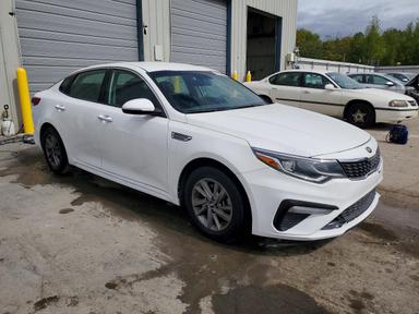 Vista de 2020 KIA OPTIMA LX, ángulo 4
