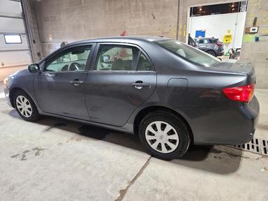 Vista de 2009 TOYOTA COROLLA LE, ángulo 2