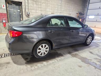 Vista de 2009 TOYOTA COROLLA LE, ángulo 3