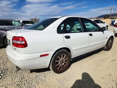 Вид 2003 VOLVO S40 1.9T, угол 3