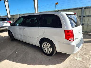 منظر 2016 DODGE GRAND CARAVAN SE، زاوية 2