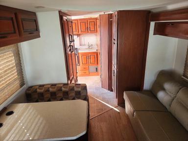 Vue de 2010 FOREST RIVER LEXINGTON RV, angle 6