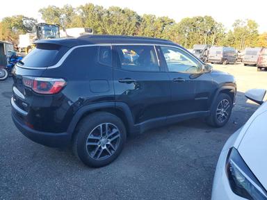 Vista de 2018 JEEP COMPASS LATITUDE, ángulo 3