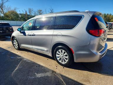 Вид 2017 CHRYSLER PACIFICA TOURING L, угол 2