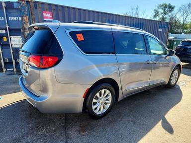 Вид 2017 CHRYSLER PACIFICA TOURING L, угол 3