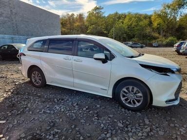 Vedere 2021 TOYOTA SIENNA XLE, unghi 4