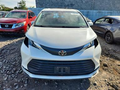 Vedere 2021 TOYOTA SIENNA XLE, unghi 5