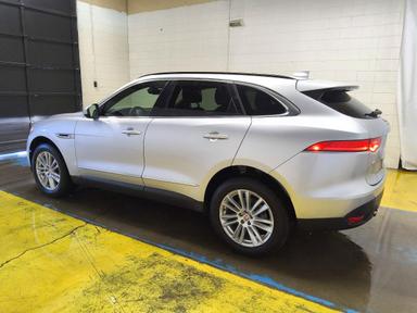 منظر 2017 JAGUAR F-PACE PRESTIGE، زاوية 2
