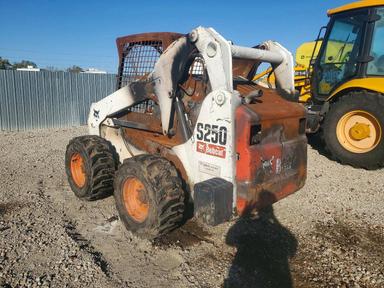 Vue de 2007 BOBCAT S250 SKID STEER LOADER, angle 3