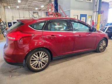 Vue de 2015 FORD FOCUS TITANIUM, angle 3