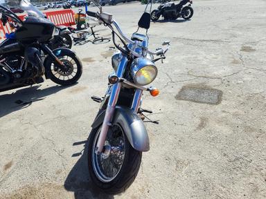 Vista de 2003 HONDA VT750 CDB, ángulo 2