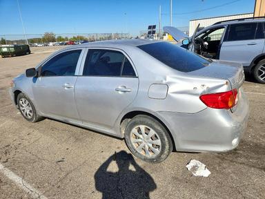 Vista de 2010 TOYOTA COROLLA LE, ángulo 2