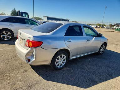Vista de 2010 TOYOTA COROLLA LE, ángulo 3