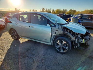Vista de 2018 NISSAN LEAF SV, ángulo 4