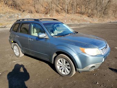Vista de 2013 SUBARU FORESTER 2.5X PREMIUM, ángulo 4