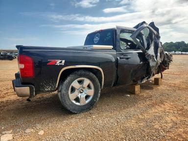Vue de 2011 CHEVROLET SILVERADO K1500 LT, angle 3