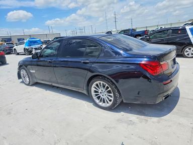 Вид 2014 BMW 750 LI, угол 2