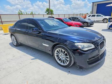 Вид 2014 BMW 750 LI, угол 4