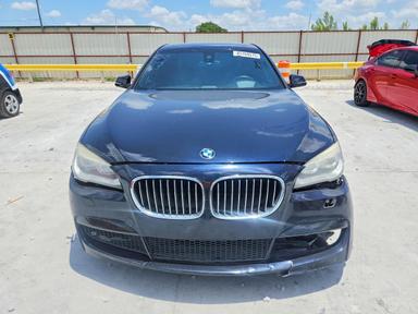 Вид 2014 BMW 750 LI, угол 5