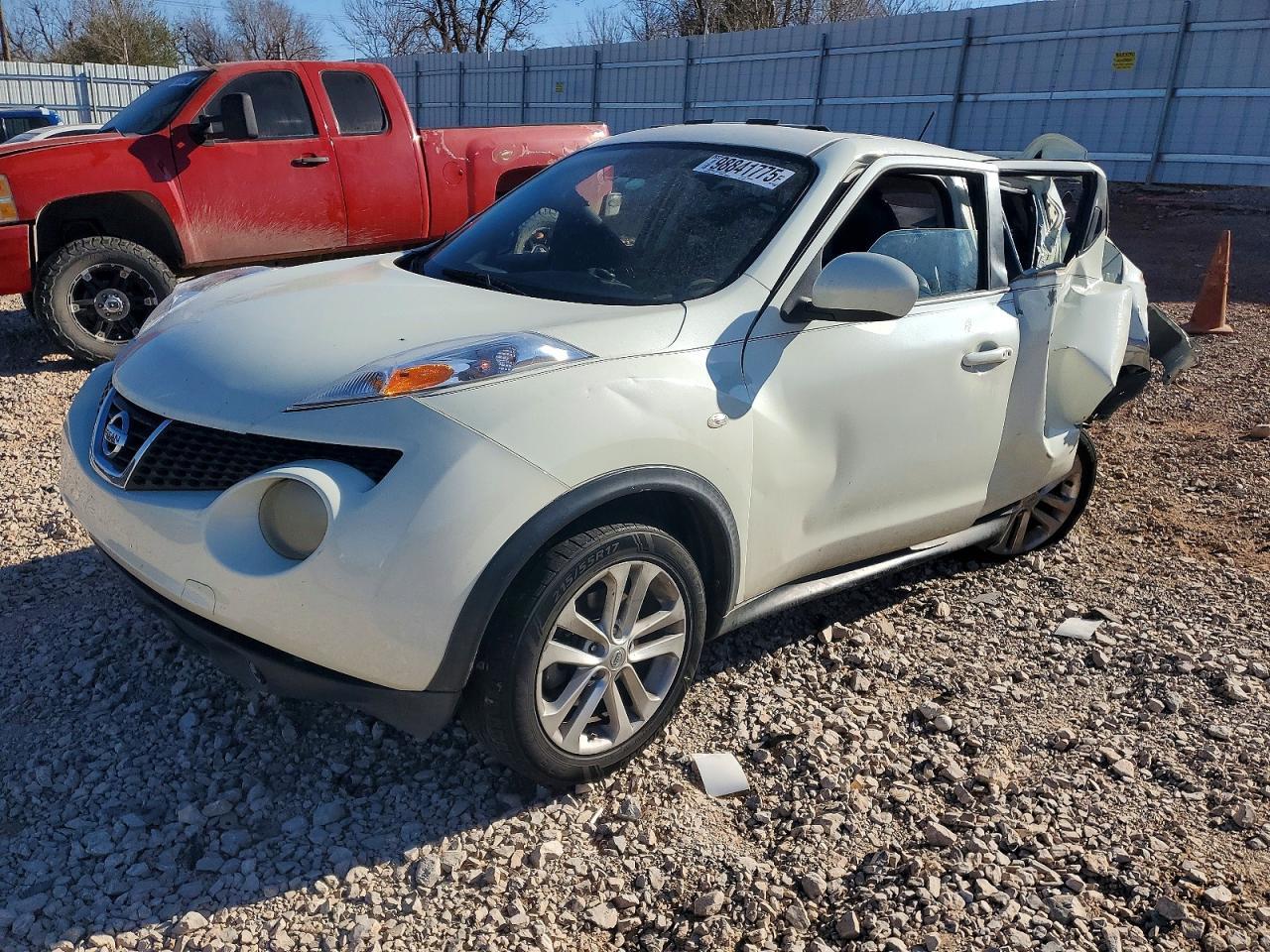Вид 2012 NISSAN JUKE S, угол 1