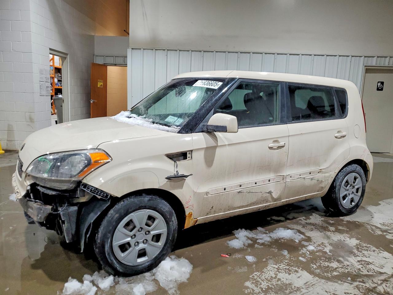 Вид 2013 KIA SOUL BASE, угол 1