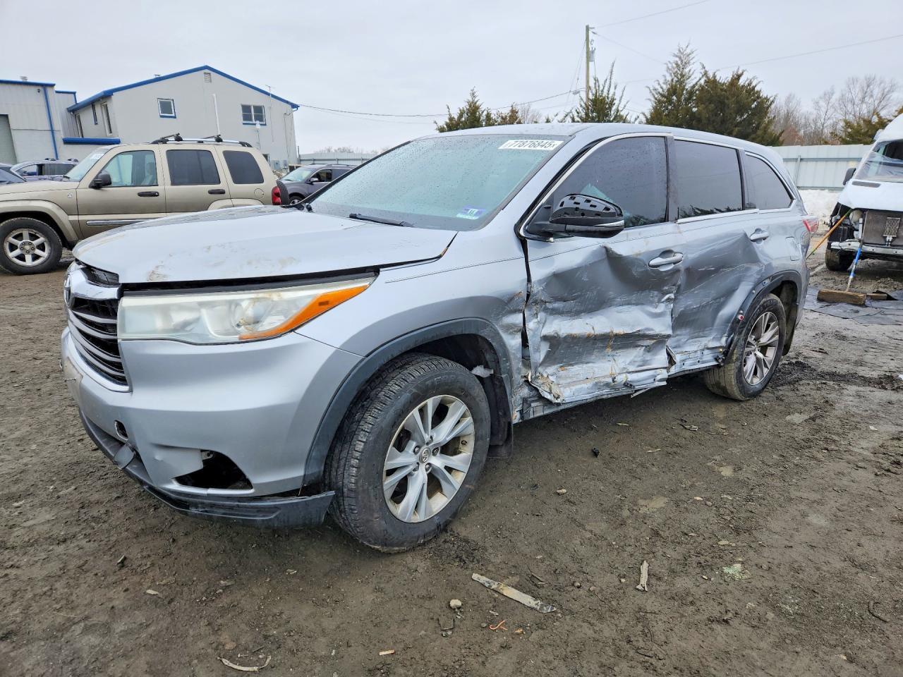 Vista de 2015 TOYOTA HIGHLANDER LE, ángulo 1