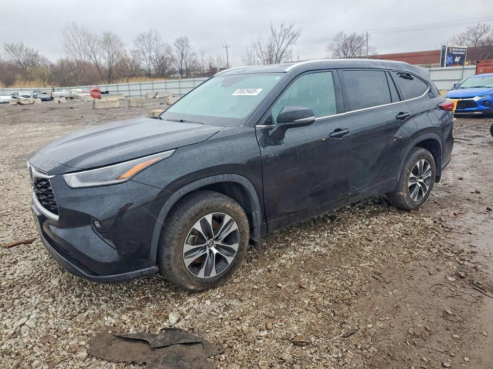 2021 TOYOTA HIGHLANDER XLE  