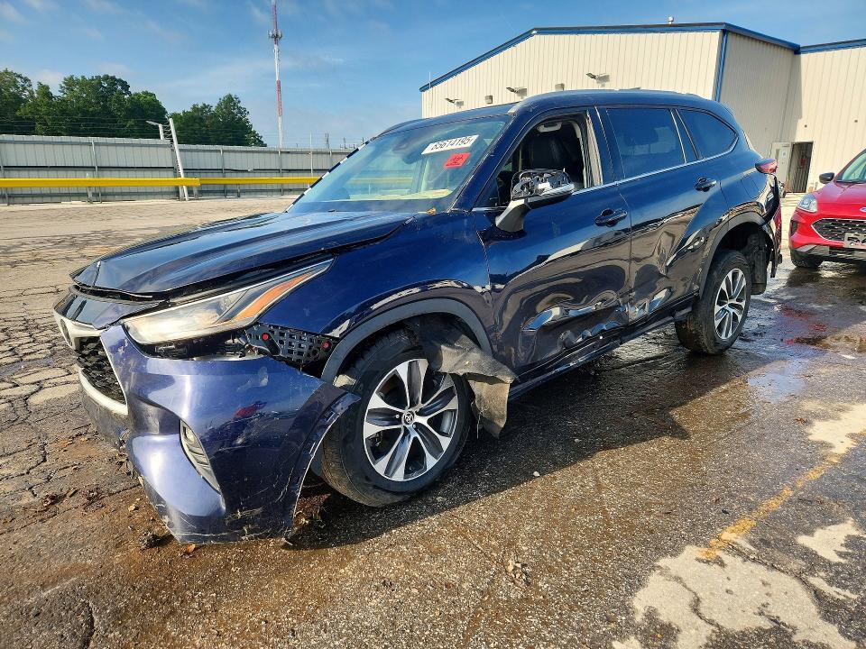 2022 TOYOTA HIGHLANDER XLE  