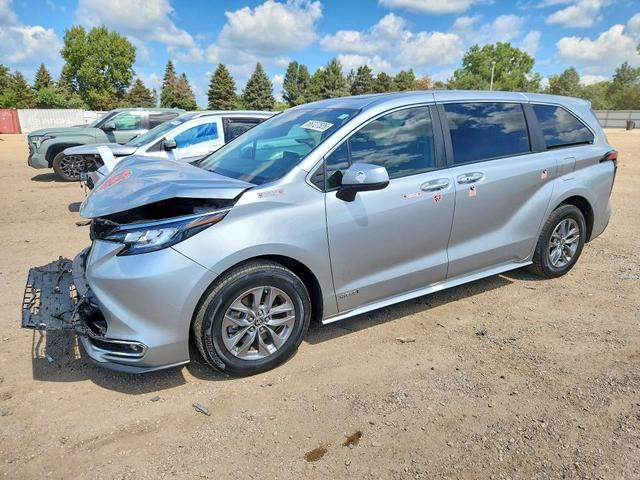 2021 TOYOTA SIENNA XLE  