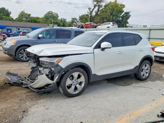 2022 VOLVO XC40 T4 MOMENTUM  